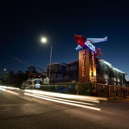 Runway Hotel Piarco Exterior foto